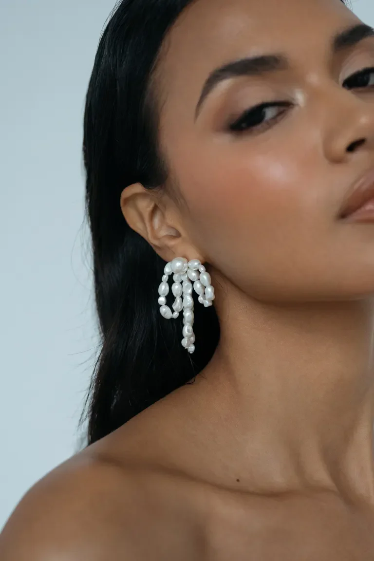 Suki Pearl Bow Earring - Image 2